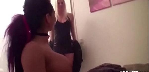 Sie erwischt ihn mit der Putzfrau und fickt einfach mit